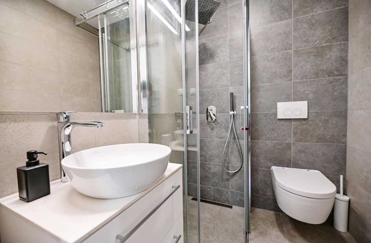 Apartment Flori With Sea View Malinska Ngoại thất bức ảnh