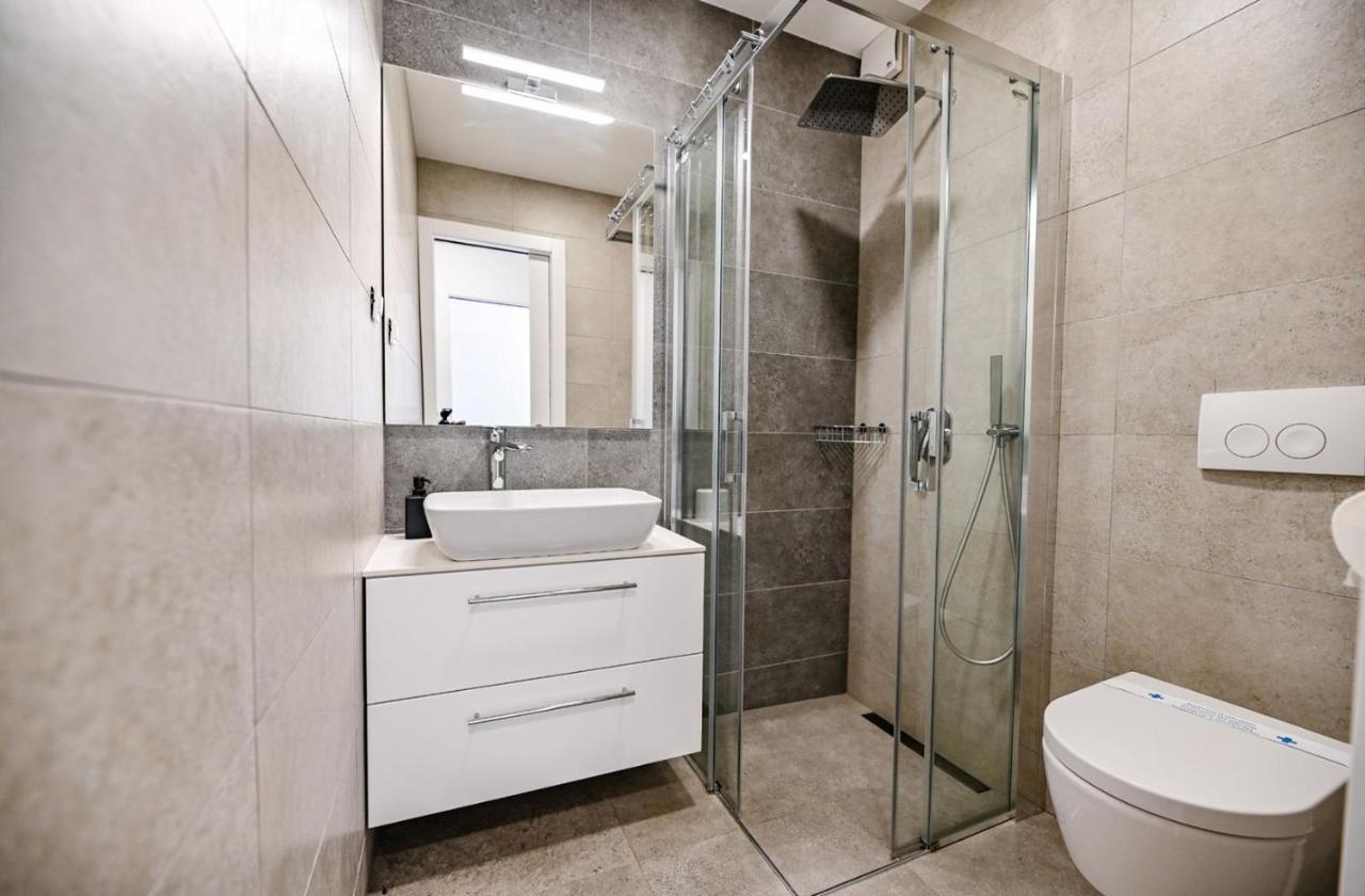 Apartment Flori With Sea View Malinska Ngoại thất bức ảnh
