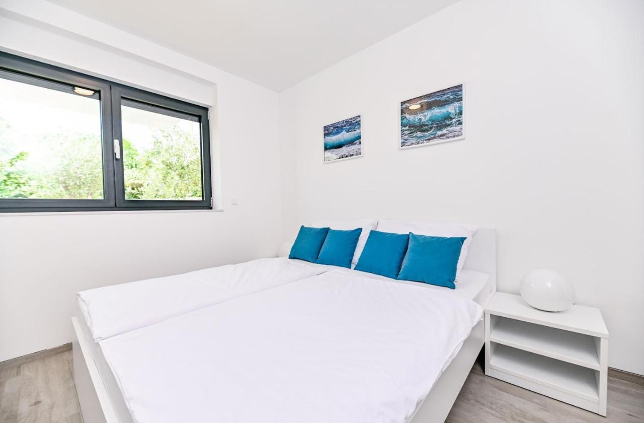 Apartment Flori With Sea View Malinska Ngoại thất bức ảnh