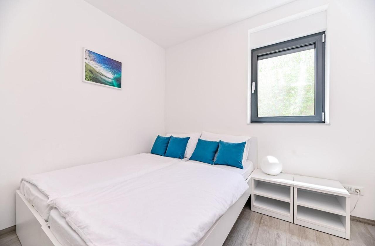 Apartment Flori With Sea View Malinska Ngoại thất bức ảnh
